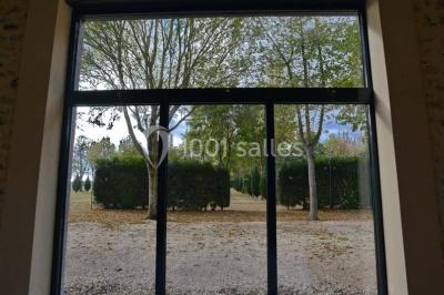 Miniature Location salle Limours (Essonne) - Domaine du Golf #22 Vue aérienne d'un jardin arboré avec des allées herbeuses, entouré de champs et de quelques bâtiments résidentiels.