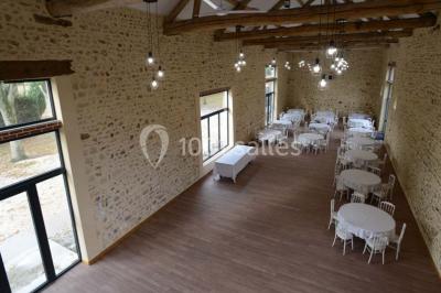 Miniature Location salle Limours (Essonne) - Domaine du Golf #18 Vue aérienne d'un jardin arboré avec des allées herbeuses, entouré de champs et de quelques bâtiments résidentiels.