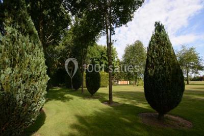 Miniature Location salle Limours (Essonne) - Domaine du Golf #19 Vue aérienne d'un jardin arboré avec des allées herbeuses, entouré de champs et de quelques bâtiments résidentiels.