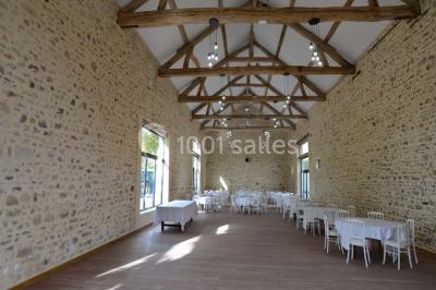 Miniature Location salle Limours (Essonne) - Domaine du Golf #2 Vue aérienne d'un jardin arboré avec des allées herbeuses, entouré de champs et de quelques bâtiments résidentiels.