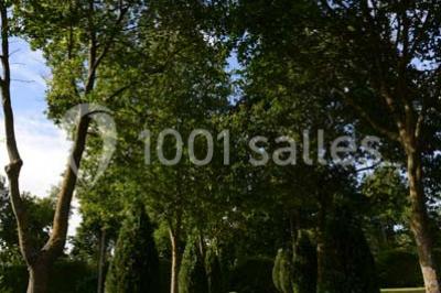 Miniature Location salle Limours (Essonne) - Domaine du Golf #23 Vue aérienne d'un jardin arboré avec des allées herbeuses, entouré de champs et de quelques bâtiments résidentiels.