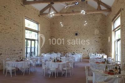 Miniature Location salle Limours (Essonne) - Domaine du Golf #6 Vue aérienne d'un jardin arboré avec des allées herbeuses, entouré de champs et de quelques bâtiments résidentiels.