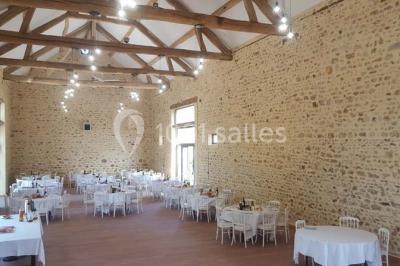 Miniature Location salle Limours (Essonne) - Domaine du Golf #4 Vue aérienne d'un jardin arboré avec des allées herbeuses, entouré de champs et de quelques bâtiments résidentiels.