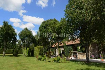 Miniature Location salle Limours (Essonne) - Domaine du Golf #10 Vue aérienne d'un jardin arboré avec des allées herbeuses, entouré de champs et de quelques bâtiments résidentiels.