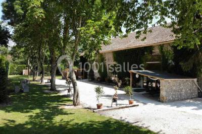 Miniature Location salle Limours (Essonne) - Domaine du Golf #5 Vue aérienne d'un jardin arboré avec des allées herbeuses, entouré de champs et de quelques bâtiments résidentiels.