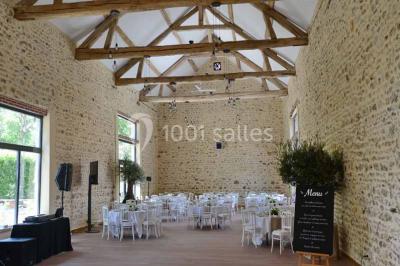 Miniature Location salle Limours (Essonne) - Domaine du Golf #16 Vue aérienne d'un jardin arboré avec des allées herbeuses, entouré de champs et de quelques bâtiments résidentiels.