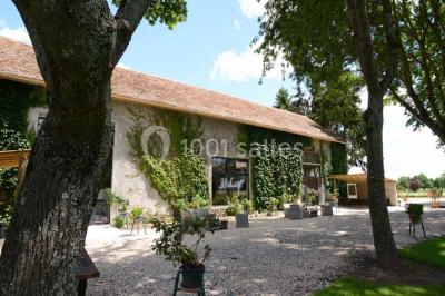 Miniature Location salle Limours (Essonne) - Domaine du Golf #3 Vue aérienne d'un jardin arboré avec des allées herbeuses, entouré de champs et de quelques bâtiments résidentiels.
