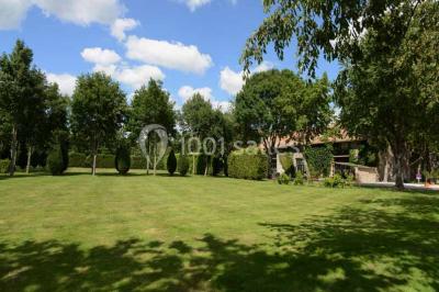 Miniature Location salle Limours (Essonne) - Domaine du Golf #15 Vue aérienne d'un jardin arboré avec des allées herbeuses, entouré de champs et de quelques bâtiments résidentiels.
