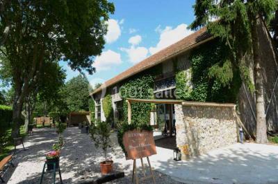 Miniature Location salle Limours (Essonne) - Domaine du Golf #7 Vue aérienne d'un jardin arboré avec des allées herbeuses, entouré de champs et de quelques bâtiments résidentiels.