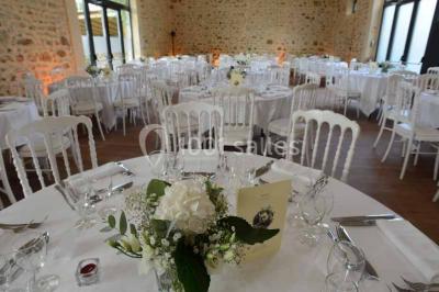 Miniature Location salle Limours (Essonne) - Domaine du Golf #13 Vue aérienne d'un jardin arboré avec des allées herbeuses, entouré de champs et de quelques bâtiments résidentiels.