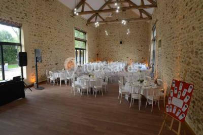 Miniature Location salle Limours (Essonne) - Domaine du Golf #8 Vue aérienne d'un jardin arboré avec des allées herbeuses, entouré de champs et de quelques bâtiments résidentiels.