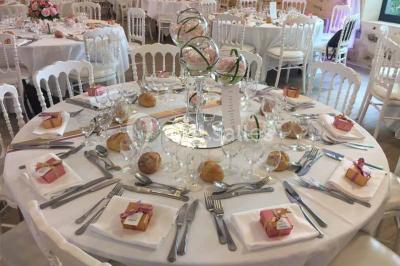 Miniature Location salle Limours (Essonne) - Domaine du Golf #11 Vue aérienne d'un jardin arboré avec des allées herbeuses, entouré de champs et de quelques bâtiments résidentiels.