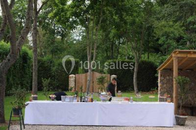 Miniature Location salle Limours (Essonne) - Domaine du Golf #17 Vue aérienne d'un jardin arboré avec des allées herbeuses, entouré de champs et de quelques bâtiments résidentiels.