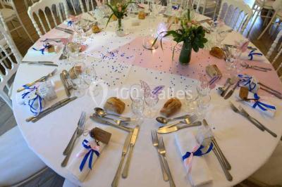 Miniature Location salle Limours (Essonne) - Domaine du Golf #14 Vue aérienne d'un jardin arboré avec des allées herbeuses, entouré de champs et de quelques bâtiments résidentiels.