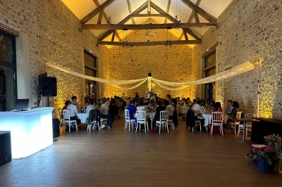 Miniature Location salle Limours (Essonne) - Domaine du Golf #1 Vue aérienne d'un jardin arboré avec des allées herbeuses, entouré de champs et de quelques bâtiments résidentiels.