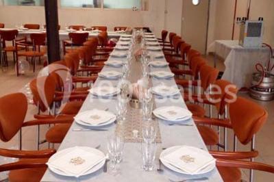 Miniature Location salle Trégomeur (Côtes-d'Armor) - Les Serres du Rodo #6 Évier double en inox avec robinet flexible, lave-vaisselle professionnel et sol en carrelage beige dans une cuisine.