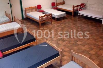 Miniature Location salle Trégomeur (Côtes-d'Armor) - Les Serres du Rodo #11 Évier double en inox avec robinet flexible, lave-vaisselle professionnel et sol en carrelage beige dans une cuisine.