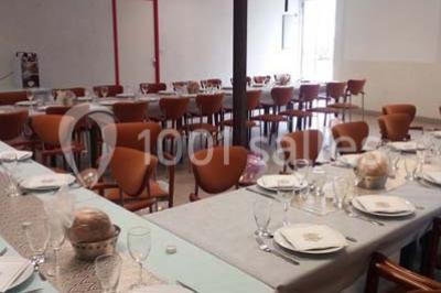 Miniature Location salle Trégomeur (Côtes-d'Armor) - Les Serres du Rodo #7 Évier double en inox avec robinet flexible, lave-vaisselle professionnel et sol en carrelage beige dans une cuisine.