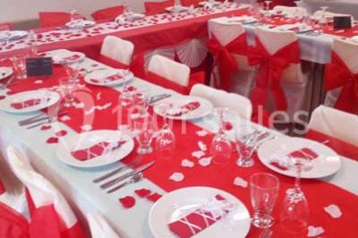 Miniature Location salle Trégomeur (Côtes-d'Armor) - Les Serres du Rodo #4 Évier double en inox avec robinet flexible, lave-vaisselle professionnel et sol en carrelage beige dans une cuisine.