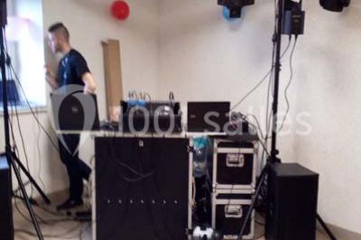 Miniature Location salle Trégomeur (Côtes-d'Armor) - Les Serres du Rodo #9 Évier double en inox avec robinet flexible, lave-vaisselle professionnel et sol en carrelage beige dans une cuisine.