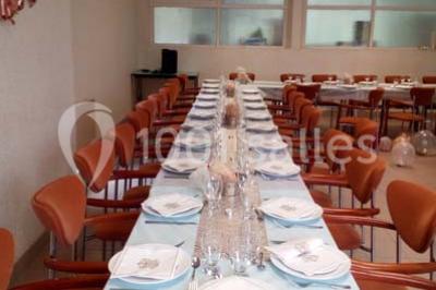 Miniature Location salle Trégomeur (Côtes-d'Armor) - Les Serres du Rodo #8 Évier double en inox avec robinet flexible, lave-vaisselle professionnel et sol en carrelage beige dans une cuisine.