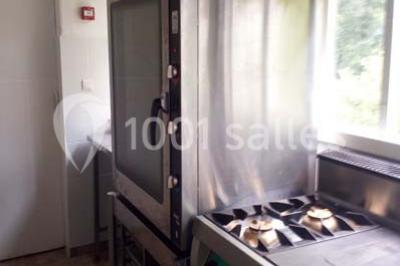 Miniature Location salle Trégomeur (Côtes-d'Armor) - Les Serres du Rodo #15 Évier double en inox avec robinet flexible, lave-vaisselle professionnel et sol en carrelage beige dans une cuisine.