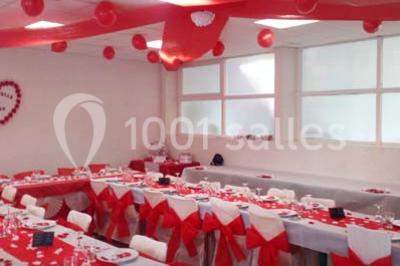 Miniature Location salle Trégomeur (Côtes-d'Armor) - Les Serres du Rodo #3 Évier double en inox avec robinet flexible, lave-vaisselle professionnel et sol en carrelage beige dans une cuisine.