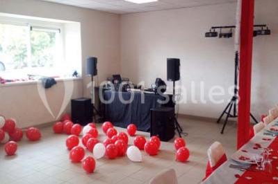 Miniature Location salle Trégomeur (Côtes-d'Armor) - Les Serres du Rodo #5 Évier double en inox avec robinet flexible, lave-vaisselle professionnel et sol en carrelage beige dans une cuisine.