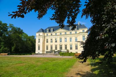 Un couple regarde un feu d'artifice illuminant le ciel nocturne avec des éclats de lumière colorés.