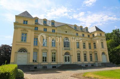 Un couple regarde un feu d'artifice illuminant le ciel nocturne avec des éclats de lumière colorés.
