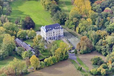Un couple regarde un feu d'artifice illuminant le ciel nocturne avec des éclats de lumière colorés.