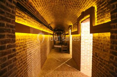 Un couple regarde un feu d'artifice illuminant le ciel nocturne avec des éclats de lumière colorés.