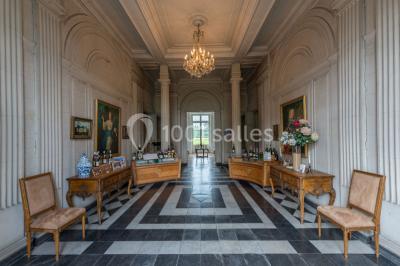 Un couple regarde un feu d'artifice illuminant le ciel nocturne avec des éclats de lumière colorés.