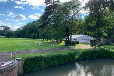 Un couple regarde un feu d'artifice illuminant le ciel nocturne avec des éclats de lumière colorés.