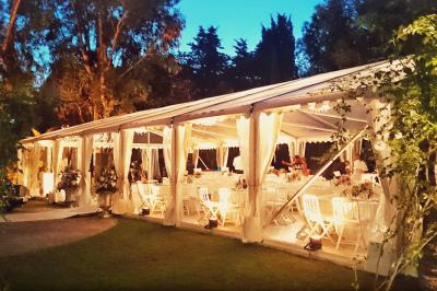 Un couple regarde un feu d'artifice illuminant le ciel nocturne avec des éclats de lumière colorés.