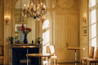 Un couple regarde un feu d'artifice illuminant le ciel nocturne avec des éclats de lumière colorés.