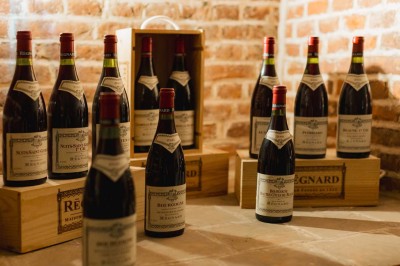 Un couple regarde un feu d'artifice illuminant le ciel nocturne avec des éclats de lumière colorés.