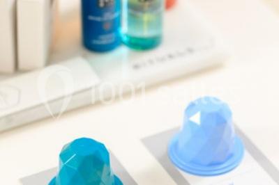 Personnes faisant du vélo d'intérieur en groupe dans une salle de sport lumineuse.