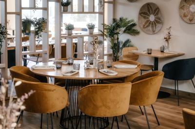 Personnes faisant du vélo d'intérieur en groupe dans une salle de sport lumineuse.