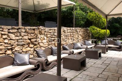 Parking extérieur de nuit, éclairé par des lumières jaunes et entouré d'arbres et de bâtiments.