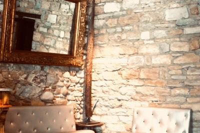 Parking extérieur de nuit, éclairé par des lumières jaunes et entouré d'arbres et de bâtiments.