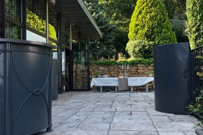 Parking extérieur de nuit, éclairé par des lumières jaunes et entouré d'arbres et de bâtiments.