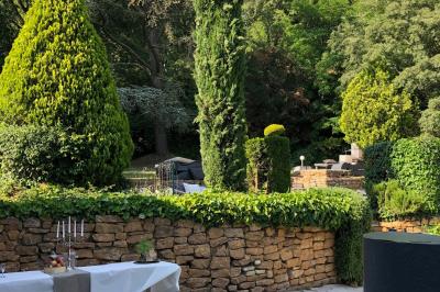 Parking extérieur de nuit, éclairé par des lumières jaunes et entouré d'arbres et de bâtiments.