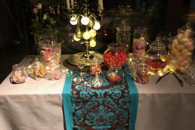 Parking extérieur de nuit, éclairé par des lumières jaunes et entouré d'arbres et de bâtiments.