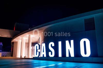 Miniature Location salle Pornic (Loire-Atlantique) - Casino de Pornic #4 Bâtiment circulaire moderne illuminé la nuit, avec un chemin éclairé et des rampes décorées de lumières.