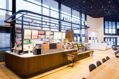 Miniature Location salle Conflans-Sainte-Honorine (Yvelines) - Pathé Conflans #6 Comptoir Starbucks dans un espace lumineux avec tables, chaises et grandes baies vitrées en arrière-plan.