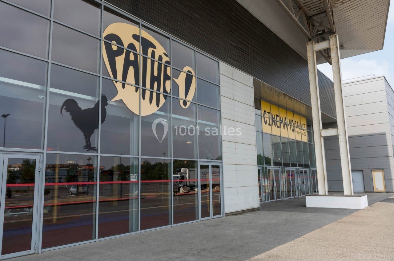 Location salle Dammarie-les-Lys (Seine-et-Marne) - Pathé Dammarie #1 Façade vitrée d'un cinéma avec le logo Pathé et un coq noir, entrée principale visible sous un auvent.