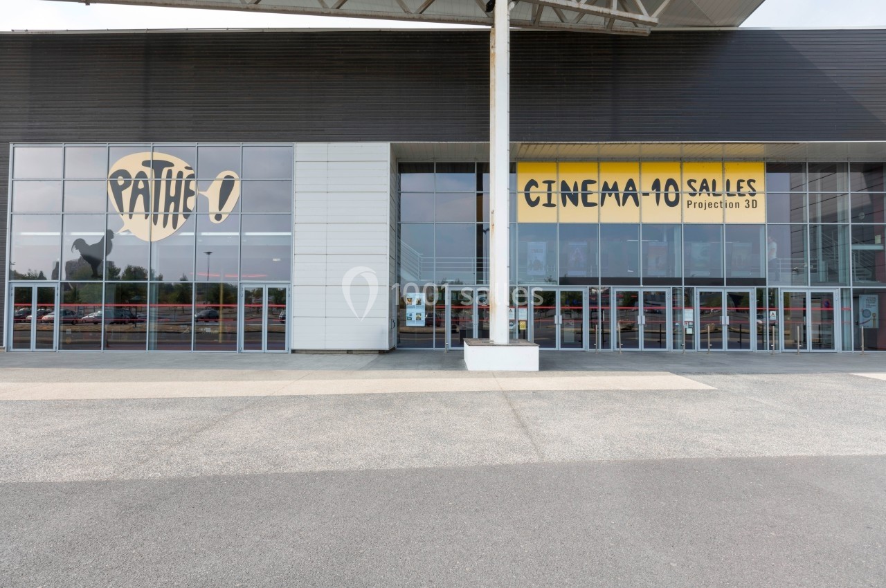 Location salle Dammarie-les-Lys (Seine-et-Marne) - Pathé Dammarie #2 Façade d'un cinéma avec des vitrines affichant le logo Pathé et une enseigne indiquant 40 salles et projections 3D.