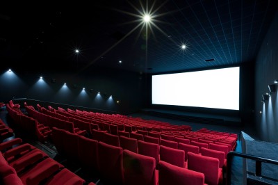 Miniature Location salle Dammarie-les-Lys (Seine-et-Marne) - Pathé Dammarie #12 Salle de cinéma vide avec des rangées de sièges rouges et un projecteur allumé au fond.