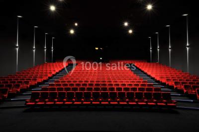 Miniature Location salle Thiais (Val-de-Marne) - Pathé Belle Epine #6 Couloir moderne avec signalétique lumineuse jaune indiquant les salles de cinéma 10 et 12, et des panneaux directionnels.